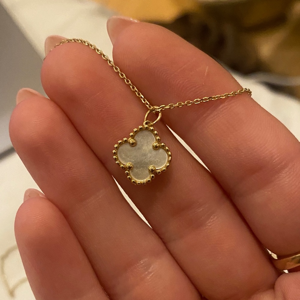 14k yellow gold white mother of pearl flower necklace 

Pendant only